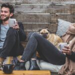 familia descansando con su mascota