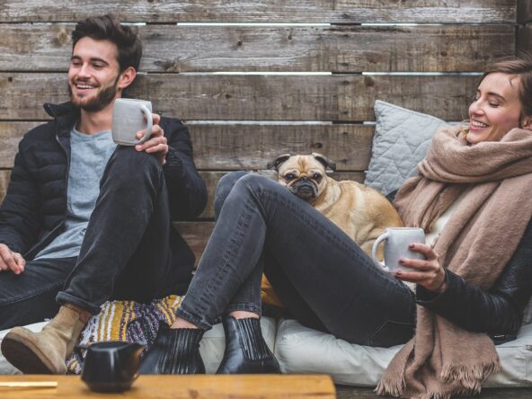 familia descansando con su mascota